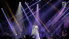 Aksi Putri duet dengan Henry Lamiri dan Delicacy dalam grand finalis Dangdut Academy 4 atau D'Academy 4 di Studio 5 Indosiar, Jakarta, Jumat (19/5). (Liputan6.com/Faizal Fanani)