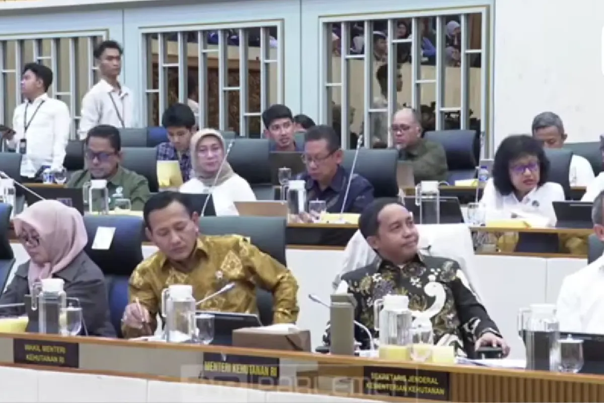 Menteri Kehutanan Raja Juli Antoni saat rapat kerja di Komisi IV DPR (dua dari kanan) (Istimewa)