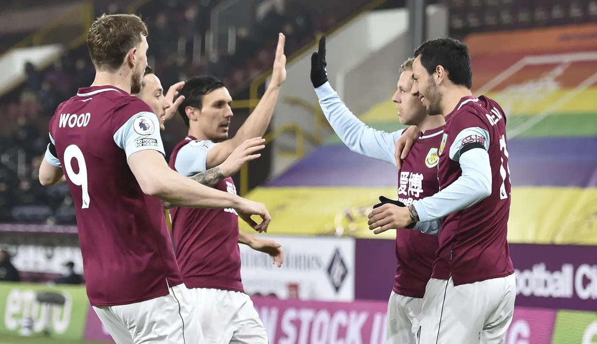 Penyerang Burnley, Matej Vydra (kedua kanan) berselebrasi dengan rekan-rekannya usai mencetak gol ke gawang Leicester City pada pertandingan Liga Inggris di stadion Turf Moor di Burnley, Inggris, Kamis (4/3/2021). Leicester City bermain imbang atas Burnley 1-1. (Peter Powell/Pool via AP)