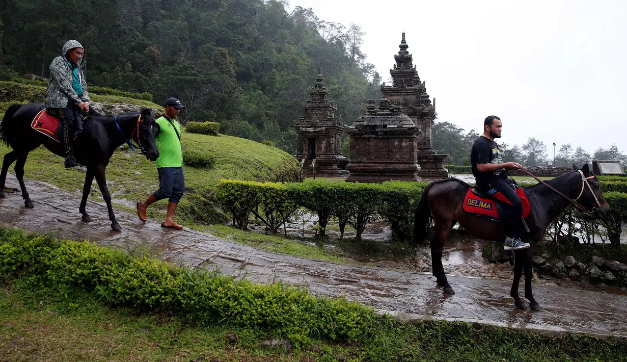 Wisatawan menaiki kuda saat berkunjung ke Candi Gedong Songo, kompleks percandian peninggalan Hindu di lereng Gunung Ungaran, Bandungan, Kab. Semarang, Jawa Tengah, Senin (18/12). (Liputan6.com/Johan Tallo)