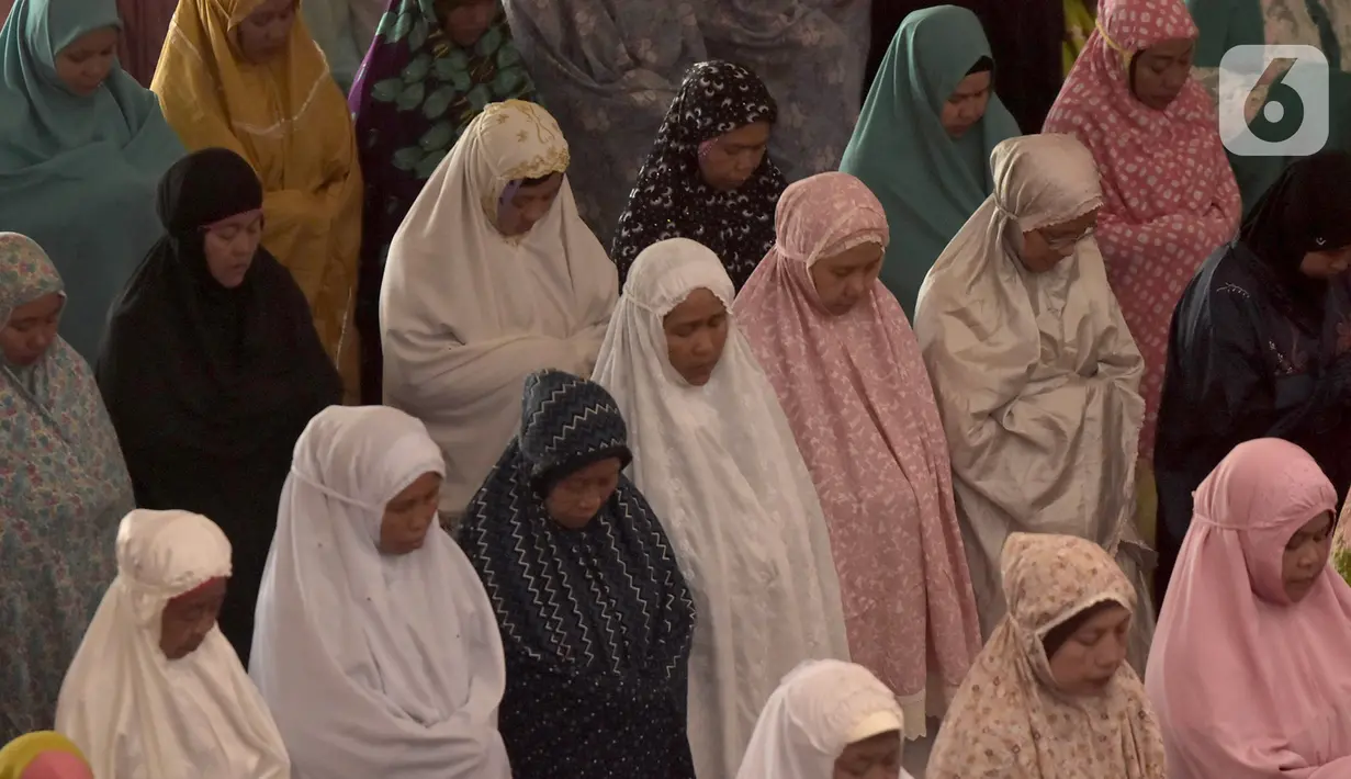 Umat Muslim melaksanakan salat Kusuf (salat gerhana matahari) di Masjid Raya Bani Umar, Tangsel, Banten, Kamis (26/12/2019). Salat sunnah gerhana ini dilakukan selepas zuhur berbarengan dengan terjadinya fenomena alam gerhana matahari cincin. (merdeka.com/Arie Basuki)