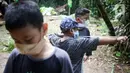 Anak-anak yang tergabung dalam Ketapel Anak Ciliwung (Kancil) bermain ketapel di kawasan Ciliwung Muara Baru, Jakarta, Selasa (9/11/2021). Selain melestarikan permainan tradisional, bermain ketapel dapat melatih kesabaran, konsentrasi dan motorik otak kanan bagi anak. (Liputan6.com/Herman Zakharia)