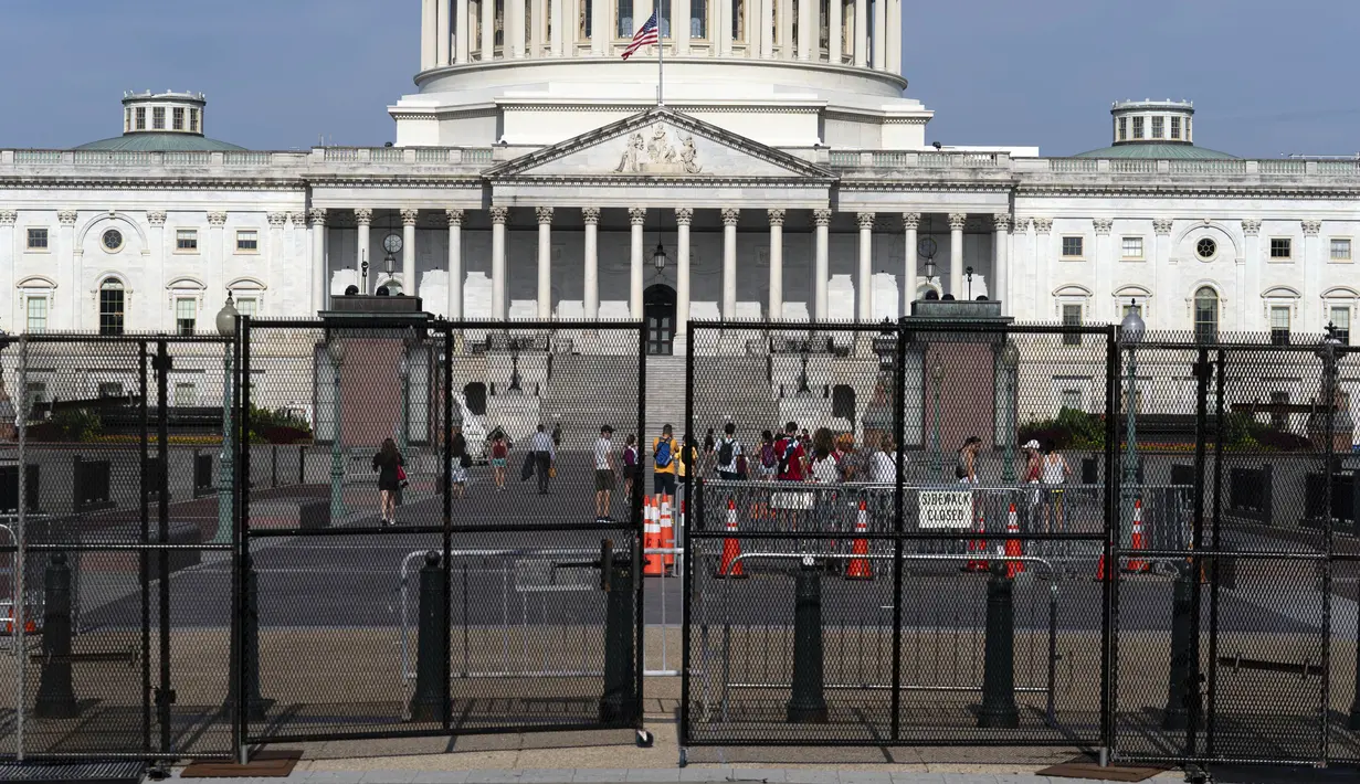 Gedung Capitol AS atau gedung Kongres AS terlihat di balik pagar keamanan sehari sebelum kunjungan Perdana Menteri Israel Benjamin Netanyahu ke Capitol Hill, di Washington, Selasa (23/7/2024). (AP Photo/Jose Luis Magana)