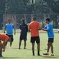 Joko Susilo memimpin latihan para pemain Arema FC (Foto: Rana Adwa/Liputan6.com)