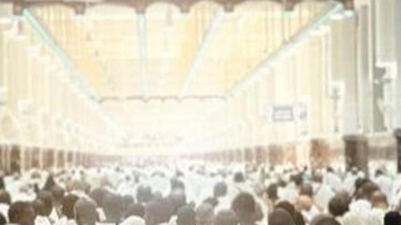 Hanung juga sempat membagikan momen ketika banyaknya orang-orang dari berbagai kalangan dunia yang menjalankan ibadah haji tahun ini.