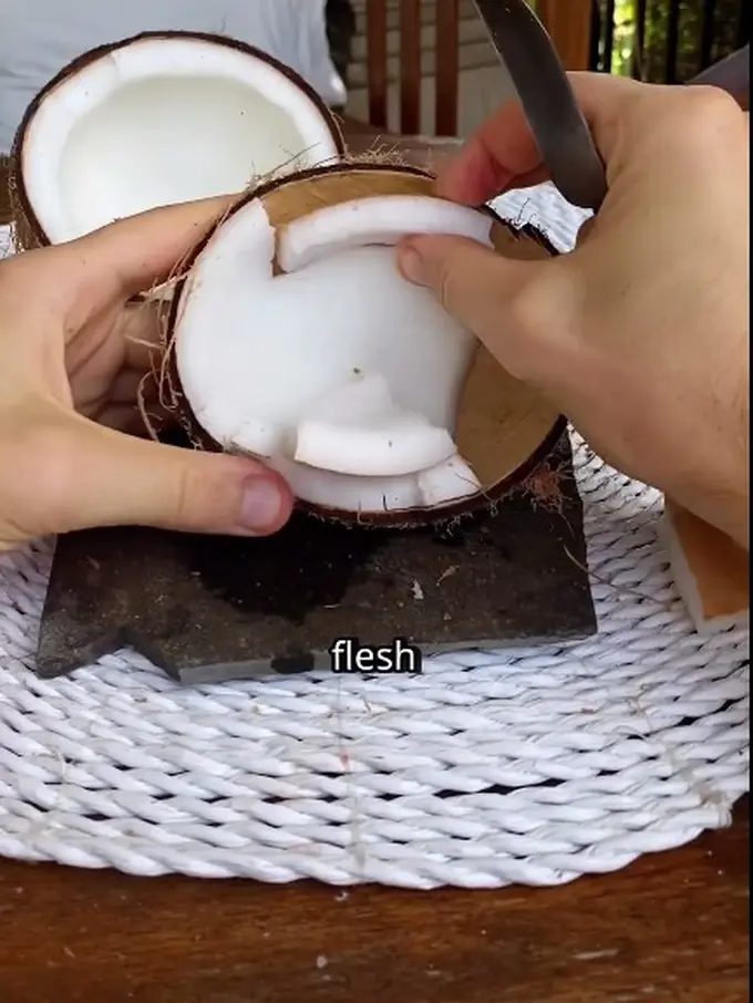 Hanya dengan 1 Bahan Dapur, Begini Cara Lepaskan Daging Kelapa Tanpa Usaha Ekstra