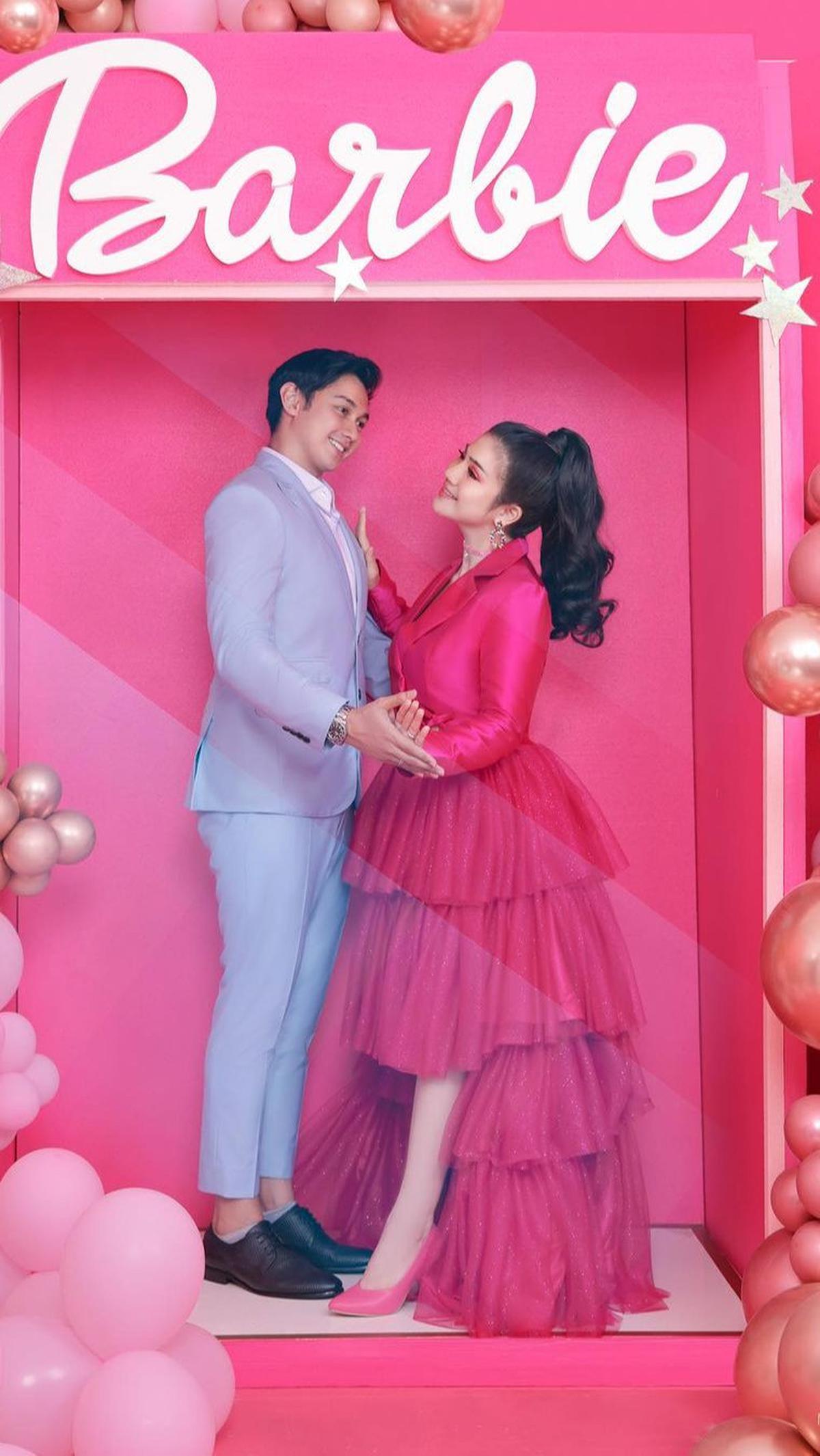 Pemotretan keluarga Felicya Angelista ini dipuji warganet. Keduanya disebut Barbie dan Ken dunia nyata.