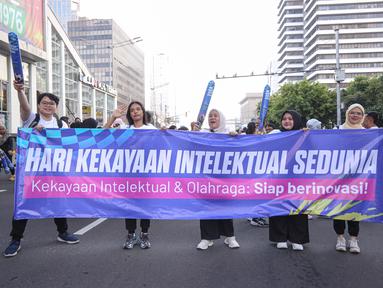 Ratusan masyarakat Jakarta bertumpah ruah di kawasan Sarinah mengikuti fun walk dalam rangka peringatan hari kekayaan intelektual dan olahraga. Kegiatan itu diinisiasi oleh Direktorat Jenderal Kekayaan Intelektual Kementerian Hukum pada Minggu (26/4/2026). (Bola.com/Abdul Aziz)