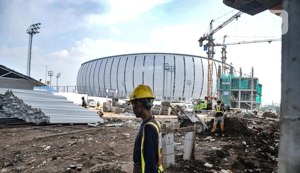 Aktivitas pekerja menyelesaikan pembangunan Kampung Susun Bayam, Papanggo, Tanjung Priok, Jakarta Utara, Selasa (12/7/2022). Kampung Susun Bayam yang berada dekat dengan Jakarta International Stadium rencananya memiliki empat lantai yang diperuntukkan bagi 138 keluarga dan ditargetkan rampung pada September 2022. (merdeka.com/Iqbal S. Nugroho)