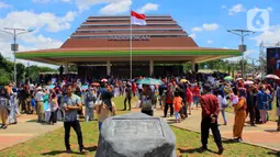 Warga depok berbondong-bondong padati area Alun-Alun Depok yang telah diresmikan oleh Wali Kota Depok Mohammad Idris, Minggu (12/1/2020). Alun-alun depok tersebut dibuat seluas 3,9 Hektare. (Merdeka.com/Muhammad Fayyadh/Magang)