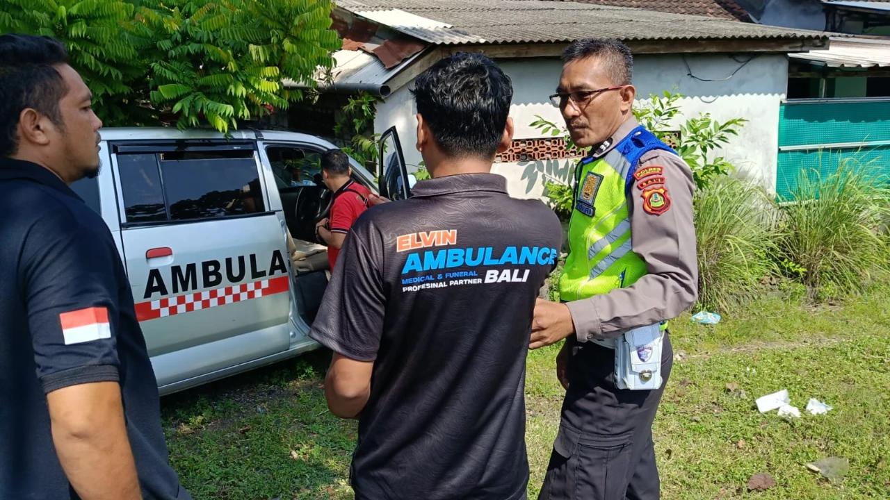Kronologi Ambulans Angkut Jenazah Tabrak Rumah Warga di Jembrana