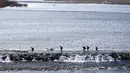 Para migran menyeberangi Sungai Maritsa dalam perjalanan mereka ke perbatasan Yunani di Edirne, Turki, Selasa (3/3/2020). Turki secara resmi mengumumkan dibukanya perbatasan bagian barat bagi migran dan pengungsi yang berharap dapat menuju ke Uni Eropa. (AP Photo/Darko Bandic)