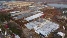Gambar pada 28 Januari 2020 memperlihatkan pekerja konstruksi menyelesaikan pembangunan rumah sakit Huoshenshan di Wuhan di Provinsi Hubei, China. Rumah sakit khusus pasien virus Corona yang berkapasitas 1.000 tempat tidur itu ditargetkan bisa digunakan pada 3 Februari mendatang. (Chinatopix via AP)