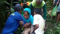 Nenek Katiyem ditemukan setelah dicari lebih dari 24 jam di hutan sekitar Gumelar, Banyumas. (Liputan6.com/Muhamad Ridlo)