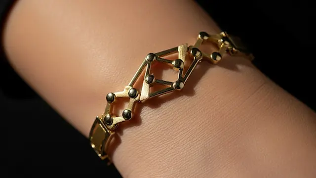 Gelang Emas Motif Geometris