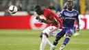Bek Manchester United, Eric Bailly, membuang bola saat melawan Anderlecht pada laga Liga Europa di Stadion Constant Vanden Stock, Belgia, Kamis (13/4/2017). Kedua klub bermain imbang 1-1. (AFP/Bruno Fahy)