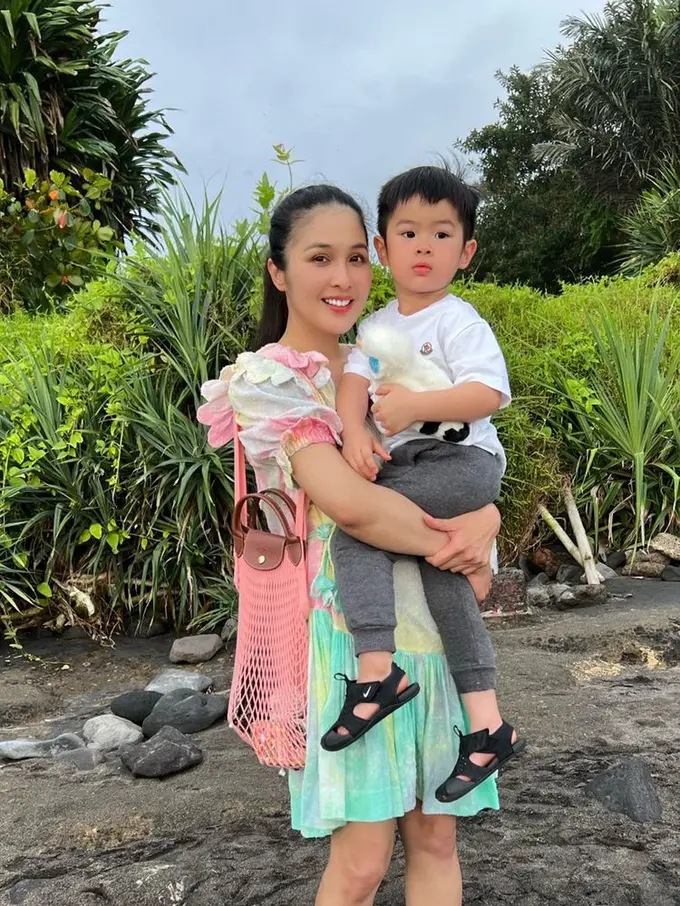 Tampil Harmonis, INi 7 Potret Sandra Dewi Liburan Bareng Suami dan Anak Ke Bali