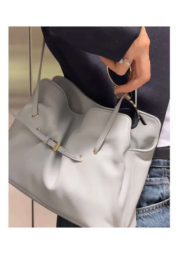 Pesona Lady Boss Raisa dengan Blazer dan Tas Prada Rp42 Jutaan yang Mewah tapi Tetap Effortless