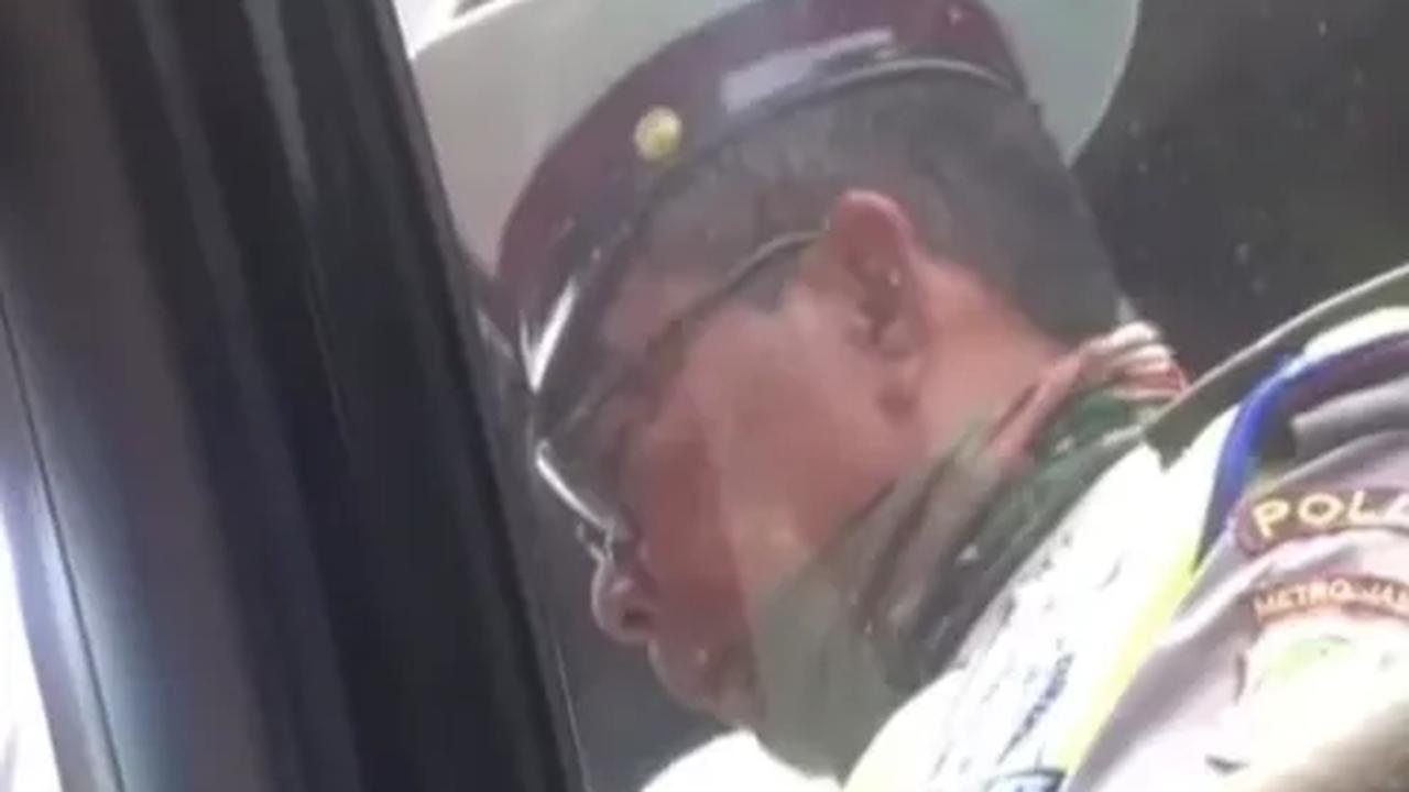 Si Polisi pun meminta pemobil untuk cepat-cepat memberikan uang sejumlah yang ia minta. Polisi tersebut takut apabila terlalu lama, maka sang komandan akan datang dan mengetahui aksinya tersebut.<br>