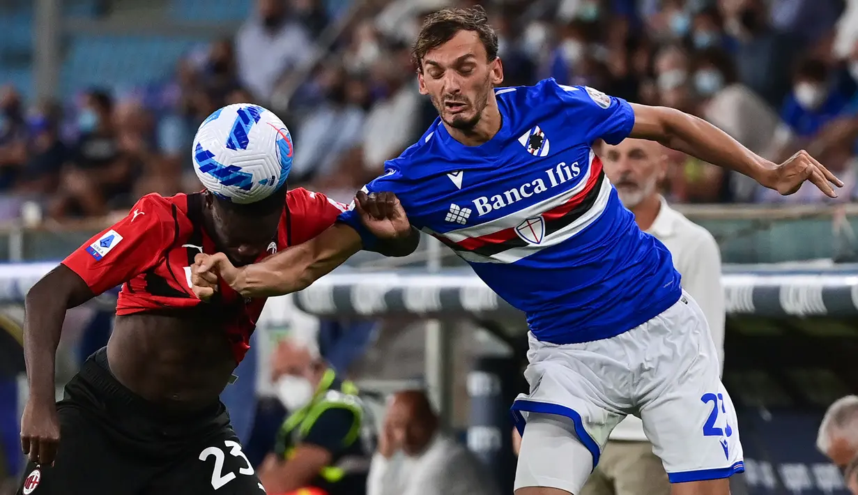 Pemain AC Milan Fikayo Tomori (kiri) berebut bola dengan pemain Sampdoria Manolo Gabbiadini pada pertandingan Serie A di Stadion Luigi Ferraris, Genova, Italia, 23 Agustus 2021. AC Milan menang 1-0. (MIGUEL MEDINA/AFP)