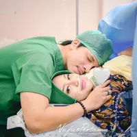 Momen Aurel Hermansyah melahirkan didampingi Atta Halilintar. [Foto: Instagram/attahalilintar]