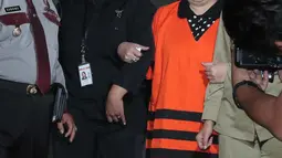 Anggota DPR F-Hanura Dewie Yasin Limpo (tengah) mengenakan baju tahanan usai pemeriksaan di KPK, Jakarta, Kamis (22/10). Dewie resmi ditahan KPK terkait kasus suap proyek Pembangkit Listrik Tenaga Mikrohidro (PLTMH) di Papua. (Liputan6.com/Angga Yuniar)