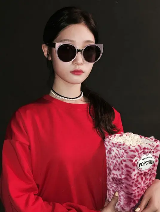 Tak hanya mengunggah foto-foto di akun instagram dan ucapan terima kasih lewat twitter, ‘DIA’ juga menghadiahkan sebuah video untuk penggemarnya sebagai rasa terima kasih, dengan judul ‘The Love’. (Instagram/mbk.dia)