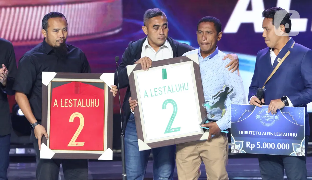 Orang tua Alfin Lestaluhu (kedua kanan) menerima penghargaan Tribute To Alfin Lestaluhu saat Indonesian Soccer Award 2019 di Studio 6 Indosiar, Jakarta, Jumat (10/1/2020). 16 penghargaan diberikan pada acara ini. (Liputan6.com/Helmi Fithriansyah)
