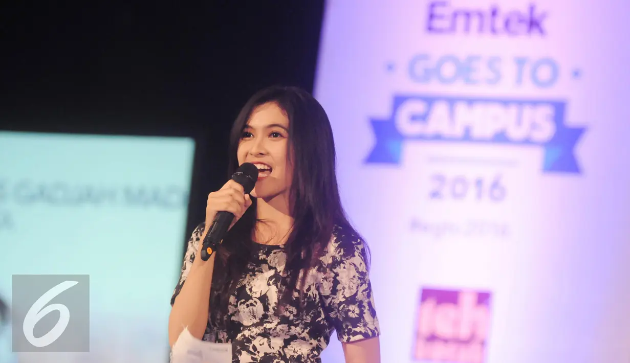 Salah satu kontestan, Anelies Praramadhani saat tampil di News Presenters Competition EGTC 2016 di Universitas Gadja Mada, Yogyakarta, Kamis (3/11). (Liputan6.com/Helmi Affandi)