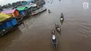 Sejumlah wanita mendayung perahunya yang digunakan untuk aktivitas jual beli di Pasar Terapung Lok Baintan, Banjarmasin, Kalimantan Selatan, Selasa (27/3). (Liputan6.com/Immanuel Antonius)