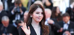 Berjalan di red carpet Cannes, aktris “My Name” tersebut tampil memancarkan aura powerful dalam balutan setelan hitam serba Dior yang sleek dan modern. [@moodforsohee].