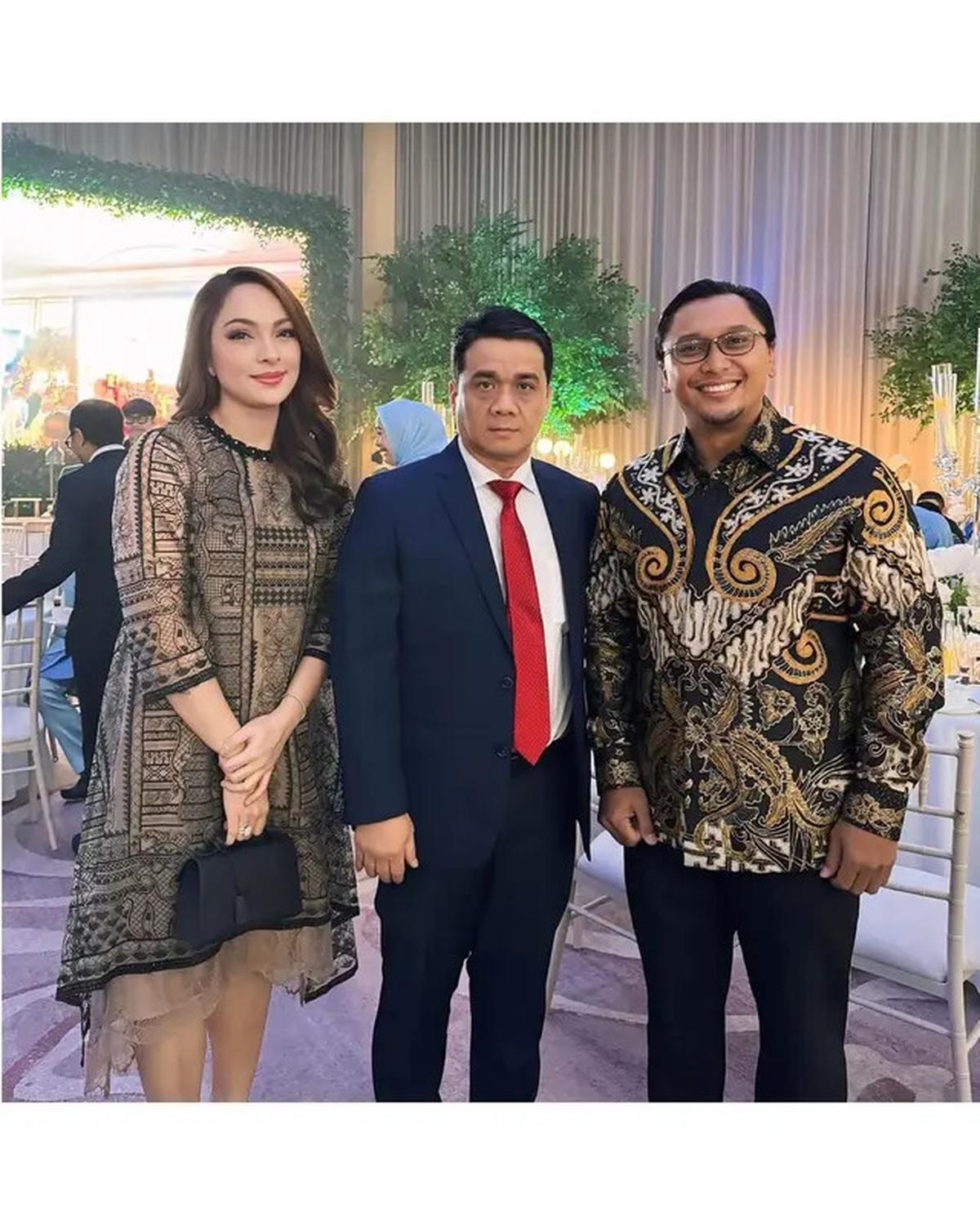 6 Potret Reisa Broto Asmoro Kondangandi Pernikahan Putri Zulhas, Serasi Bareng Suami