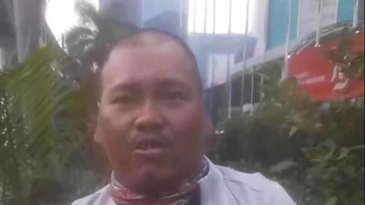 Momen Polisi Bantu Pengendara Motor yang Tiba-tiba Pingsan di Jalan Ini Viral, Tuai Pujian