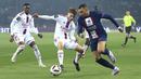 Pemain Paris Saint-Germain, Kylian Mbappe (kanan) berusaha melewati pemain Lyon, Johann Lepenant pada laga pekan ke-29 Liga Prancis 2022/2023 di Parc de Pricess, Paris, Senin (3/4/2023) WIB. PSG kalah dengan skor 0-1 dari Lyon. (AP Photo/Aurelien Morissard)