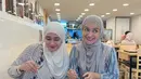 Shireen dan Dea juga kompak kenakan kemeja lengan panjang bermotif print [@shireensungkar]
