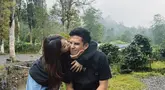 Kegembiraan terlihat dalam unggahan Insta Story Regina Phoenix.  Pelantun Rosarita itu semakin nyaman menjalin asmara dengan seorang duda.  (Liputan6.com/IG/@reginaaphx)