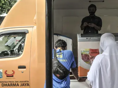 Warga saat mendatangi gerai mobil yang menjual daging murah di kantor Kelurahan Pisangan Baru, Jakarta, Timur, Rabu (17/2/2021). Pemprov DKI Jakarta melalui PD Dharma Jaya mengadakan layanan Food Truck Daging Goes to Kelurahan di wilayah Jakarta Timur. (merdeka.com/Iqbal S. Nugroho)