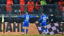 Gelandang Empoli, Nedim Bajrami (kiri) berselebrasi usai mencetak gol ke gawang AC Milan pada pertandingan Liga Serie A Italia di Stadion Carlo Castellani di Empoli, Italia, Kamis (23/12/2021). AC Milan menang atas Torino 4-2. (AFP/Andreas Solaro)