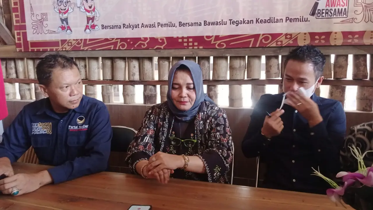 Ketua DPD Nasdem Garut sekaligus istri Bupati Garut Rudy Gunawan, Diah Kurniasari, mengklarifikasi dugaan pelanggaran pemilu, akibat kejadian saweran uang di halaman Gedung KPUD beberapa waktu lalu.  (Liputan6.com/Jayadi Supriadin)