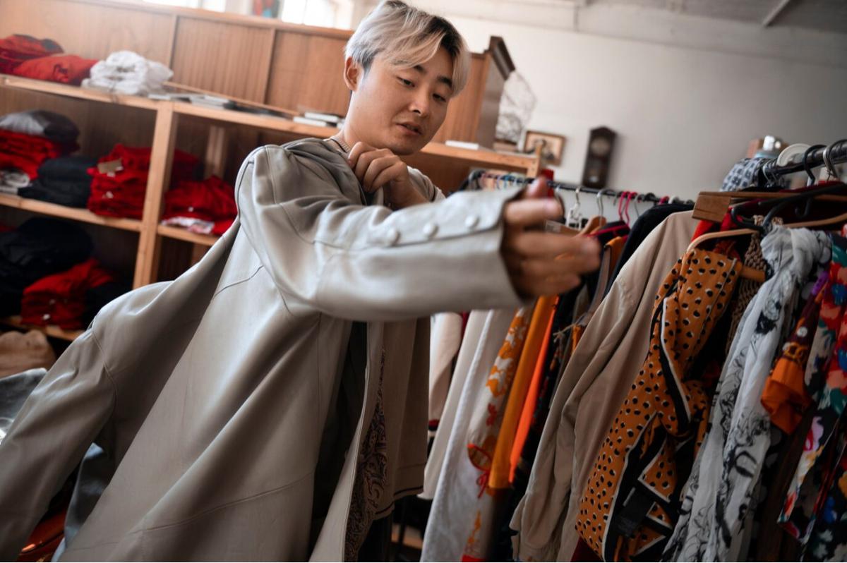 Thrifting: Solusi Ramah Lingkungan atau Masalah Tersembunyi?