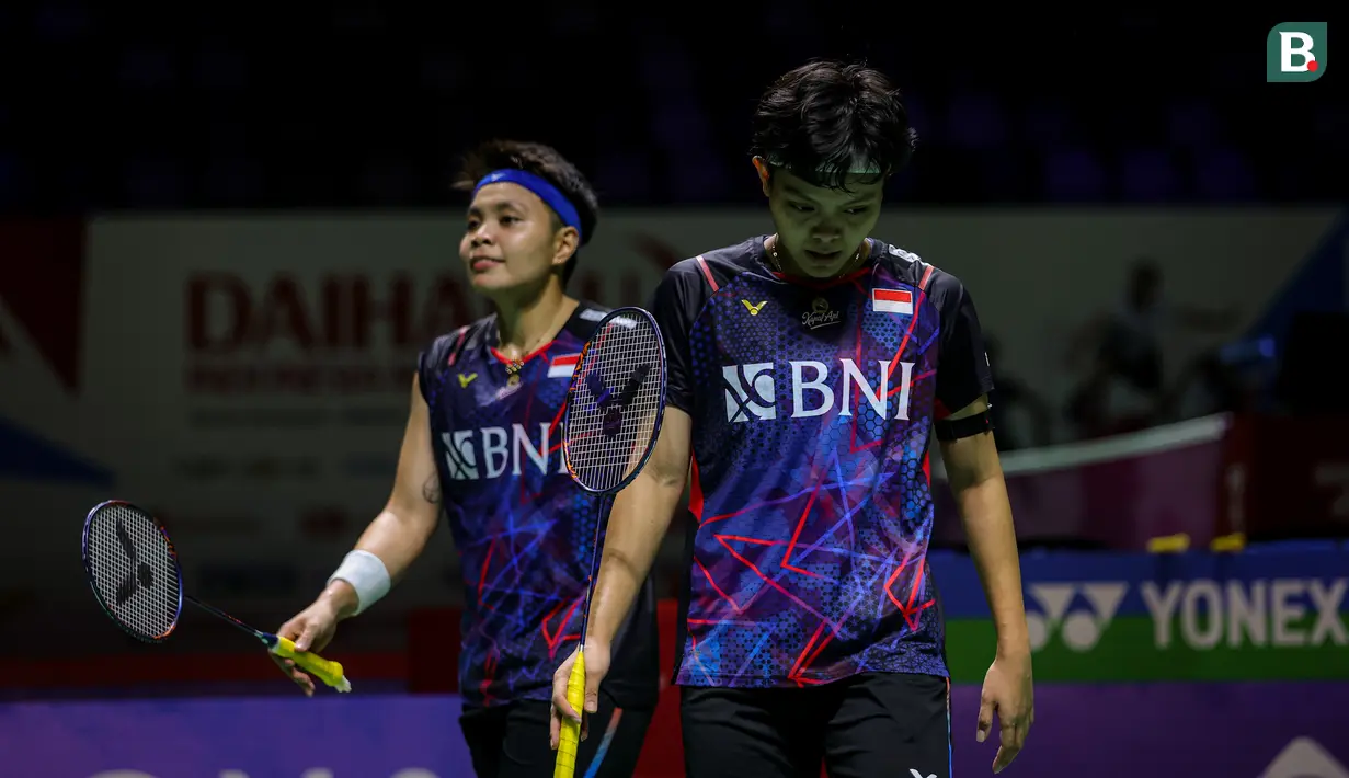 Pasangan unggulan kedua dan andalan tuan rumah, Apriyani Rahayu/Siti Fadia Silva Ramadhanti harus tersingkir di babak pertama Daihatsu Indonesia Masters 2024 setelah dikalahkan pasangan non-unggulan dari Belanda, Debora Jille/Cheryl Seinen dengan dua game langsung 14-21, 17-21. Kekalahan ini tentu dapat dimaklumi karena Apriyani Rahayu sejatinya tengah dalam kondisi pemulihan cedera betis, sehingga penampilannya belum maksimal. Bahkan ganda putri terbaik tanah air ini sempat mundur dari dua turnamen awal tahun ini, yaitu Malaysia Open dan India Open 2024. (Bola.com/Bagaskara Lazuardi)