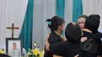 Saudara sepupu Rodrigo, Angelita Muxfeldt tak kuasa menahan kesedihan bersama kerabat dekat di rumah duka Saint Carolus, Jakarta, Rabu (29/04/2015). Rencananya usai disemayamkan jenazah Rodrigo akan dipulangkan ke Brazil. (Liputan6.com/Andrian M Tunay)