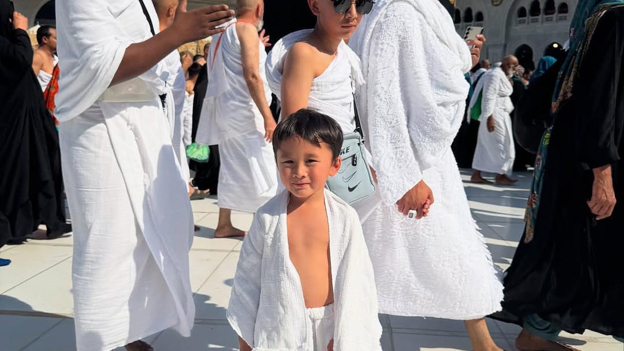 Potret Hanung Bramantyo dan Zaskia Adya Mecca Ajak Anak Umroh