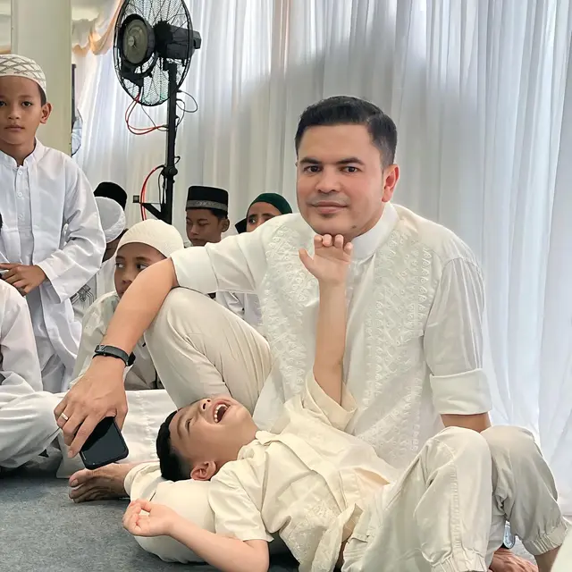 6 Potret Kedekatan Haldy Sabri dan Anak Irish Bella di Momen Tasyakuran Rumah Baru