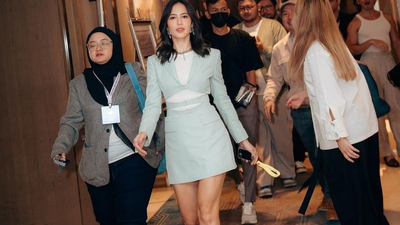 Saat ini, Pevita Pearce telah menjelma menjadi salah satu aktris berprestasi dan berbakat yang dikenal serta dikagumi banyak orang di dunia entertainment.<br>
