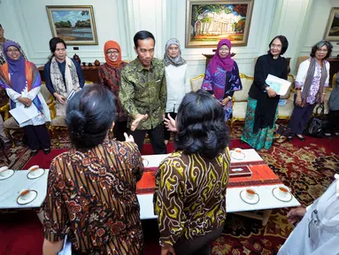 Perwakilan Komisi Nasional Anti Kekerasan Terhadap Perempuan (Komnas Perempuan) menemui Presiden Jokowi di Istana Negara, Jakarta, Senin (16/3/2015). Komnas Perempuan memaparkan temuan terbaru tentang kekerasan atas perempuan. (Liputan6.com/Faizal Fanani)