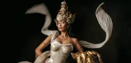 Agnes Rahajeng menampilkan kostum nasional bertema Dewi Sri di Miss Supranational 2026. Rancangan Dibba ini merayakan kemakmuran dan harmoni manusia dengan alam (@officialputeriindonesia)