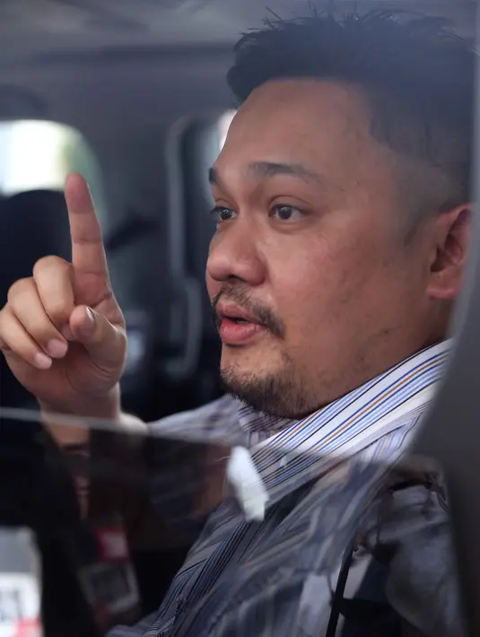 Tak hanya Ahmad Dhani, Farhat juga menggugat Ramdan Alamsyah dengan masing-masing tuntutan Rp 60,5 miliar. Farhat menuntut kedua orang itu atas landasan hukum Pasal 17 UU RI No. 39 Tahun 1999 tentang Hak Memperoleh Keadilan. (Nurwahyunan/Bintang.com)