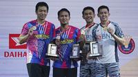 Ganda putra Fajar Alfian/Muhammad Rian Ardianto sukses menjuarai Malaysia Masters 2022 usai menumbangkan sesama wakil Indonesia, Mohammad Ahsan/Hendra Setiawan, Minggu (10/7/2022). (AP Photo/Kien Huo)