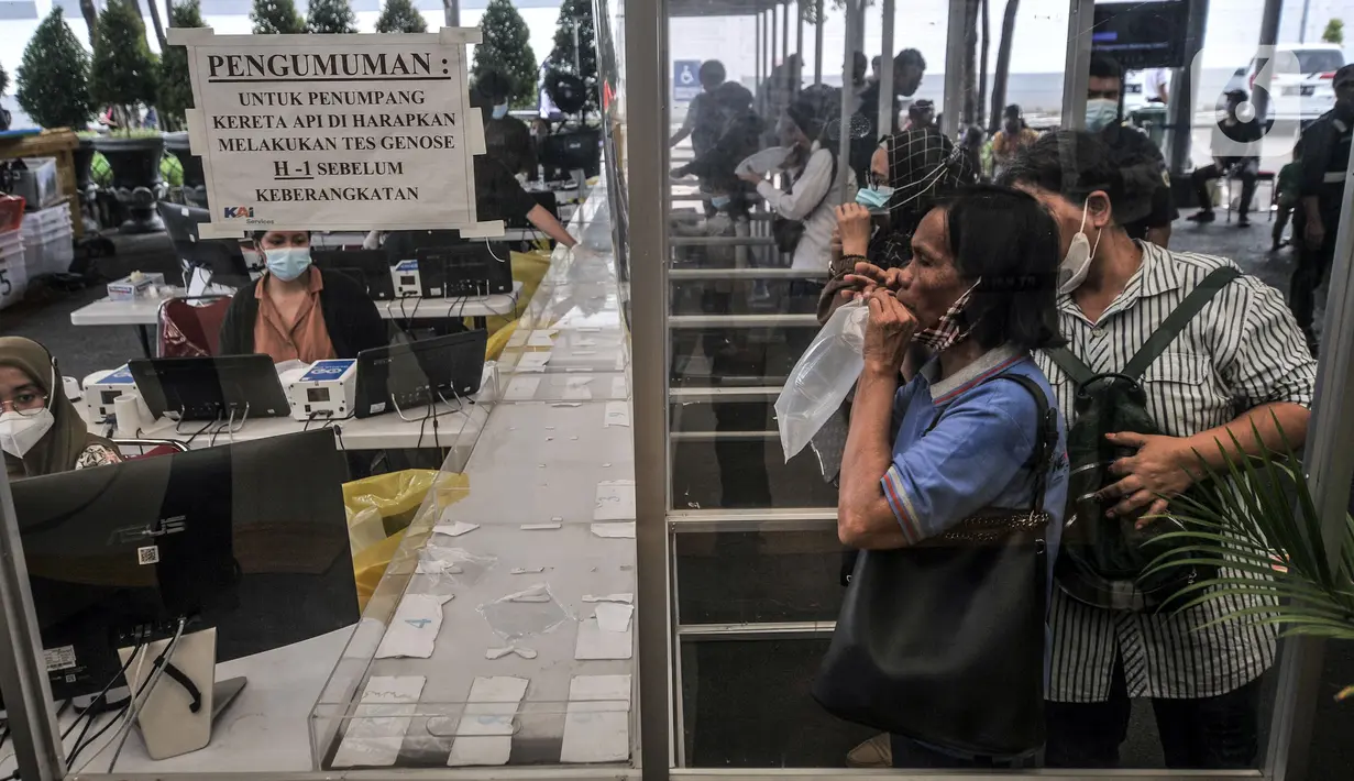 Calon penumpang saat mengikuti tes Genose sebagai syarat utama perjalanan di masa pandemi COVID-19 di Stasiun Pasar Senen, Jakarta, Senin (3/5/2021). Dari sekitar 10.500 jumlah ketersediaan tempat duduk, sekitar 7.000 di antaranya telah dipesan. (merdeka.com/Iqbal S. Nugroho)